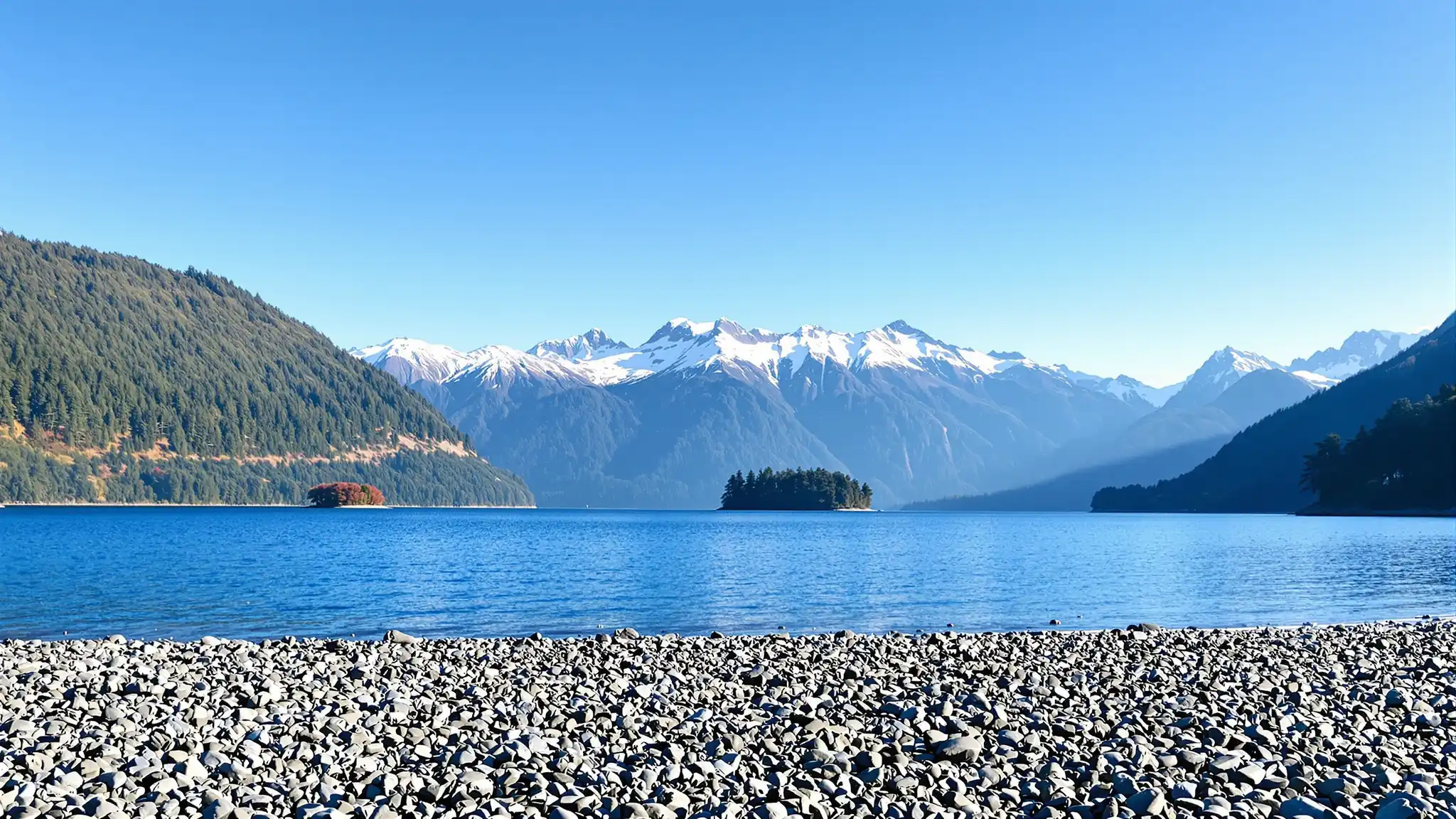Der Nahuel-Huapi-See bei Bariloche mit Kiesufer und schneegestreiften Andengipfeln