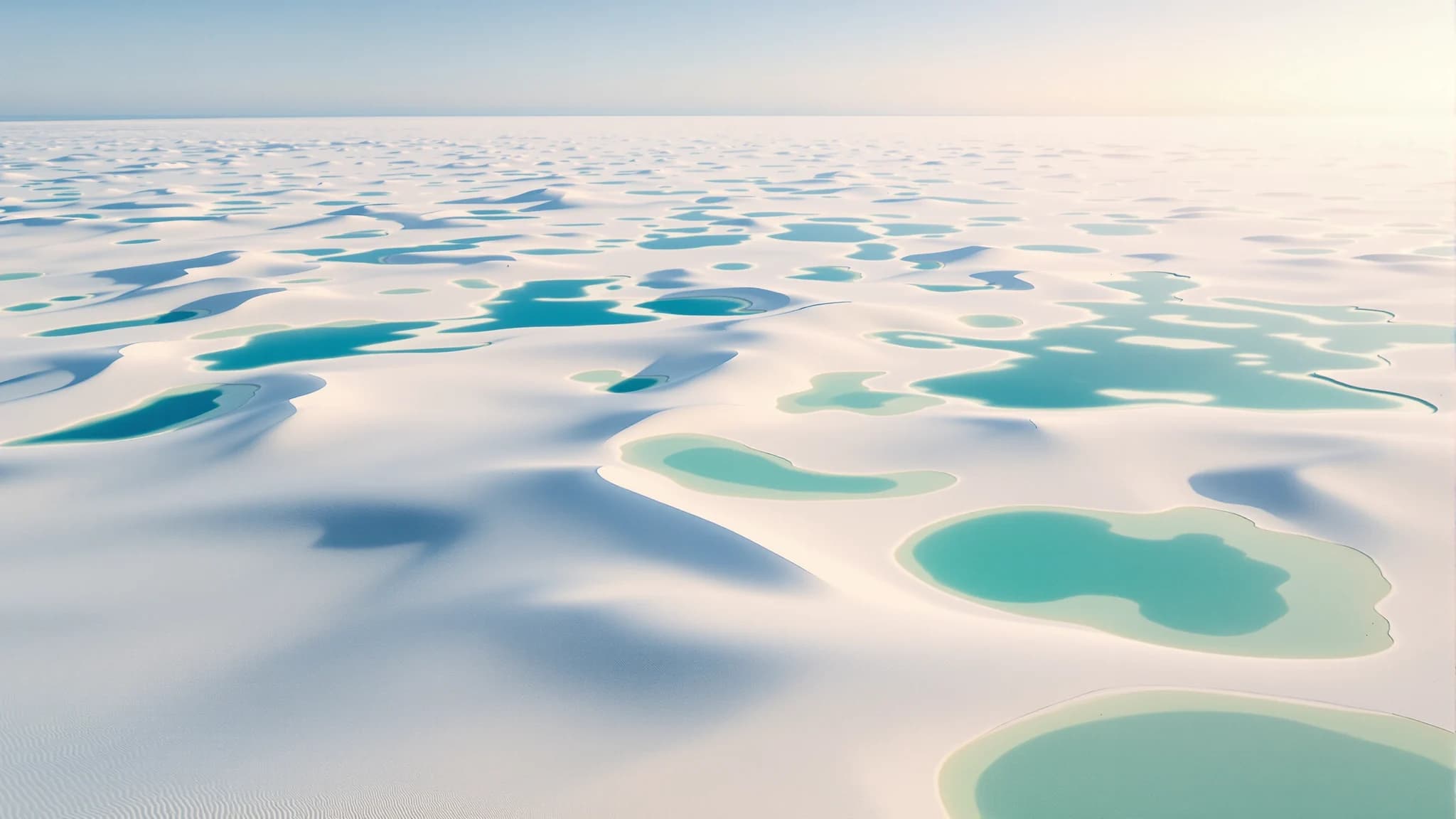 Luftbild der weißen Dünen der Lençóis Maranhenses mit türkisfarbenen Regenwasserlagunen