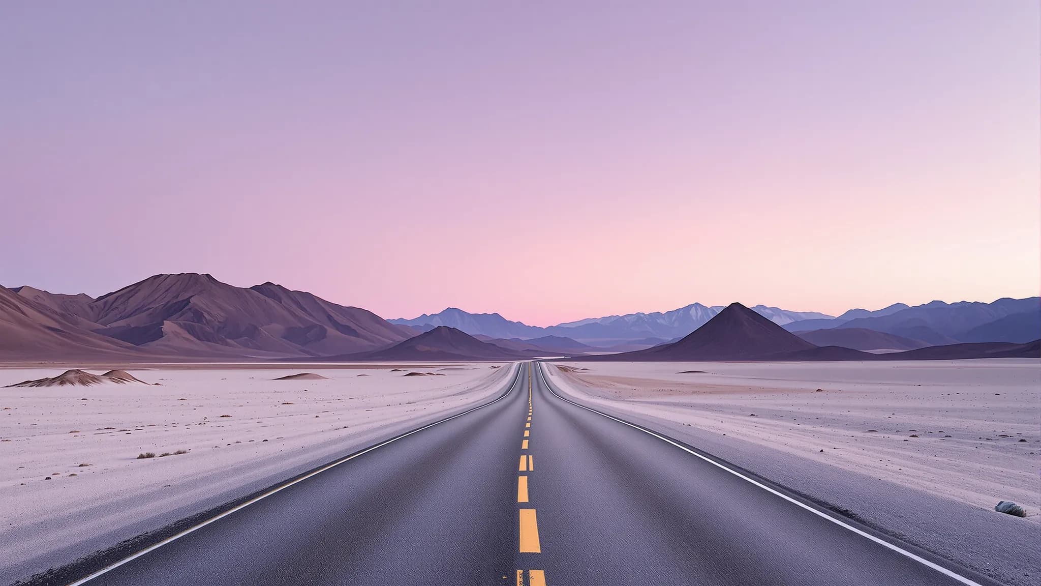 Eine einsame Straße zieht sich im Morgengrauen durch die Atacama-Wüste