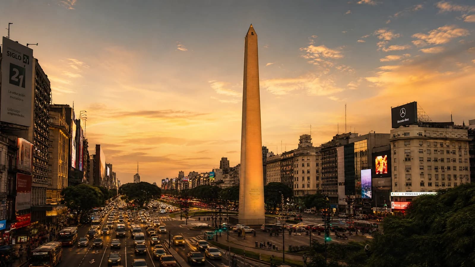 Der Obelisco von Buenos Aires auf der Avenida 9 de Julio im goldenen Abendlicht