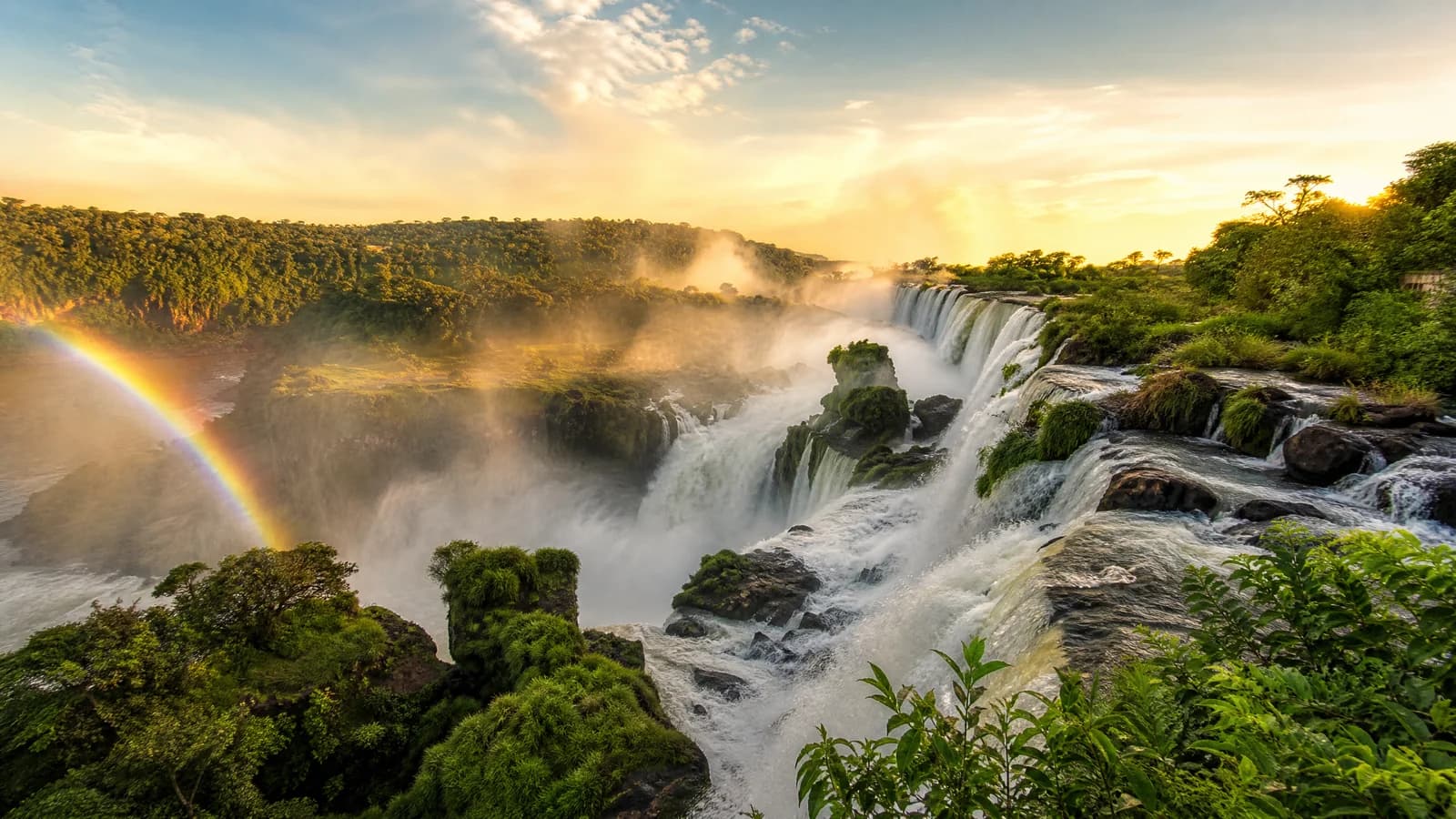 Die Wasserfälle von Iguazú an der Grenze zwischen Argentinien und Brasilien im goldenen Licht