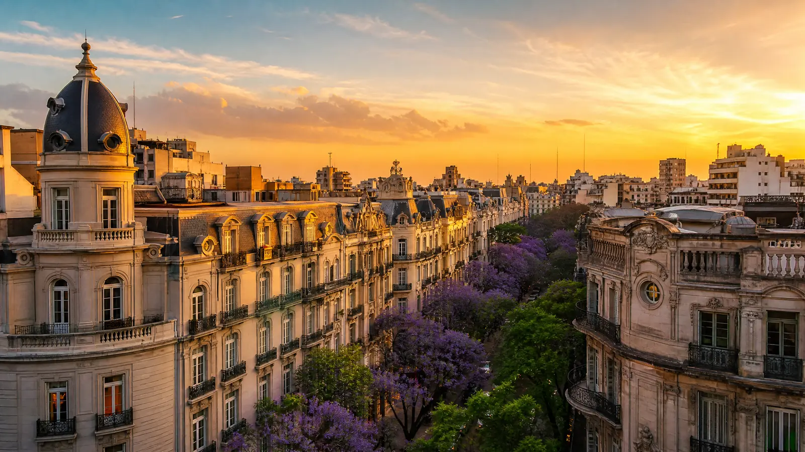Weiter Blick über Buenos Aires mit dem Río de la Plata im goldenen Abendlicht