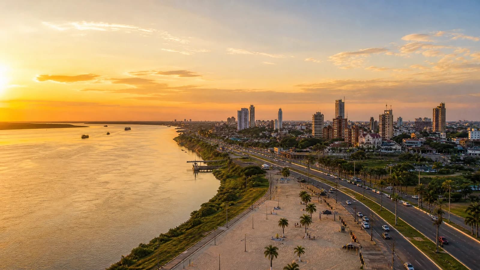 Weiter Blick über Asunción mit dem Río Paraguay und der Costanera im goldenen Abendlicht