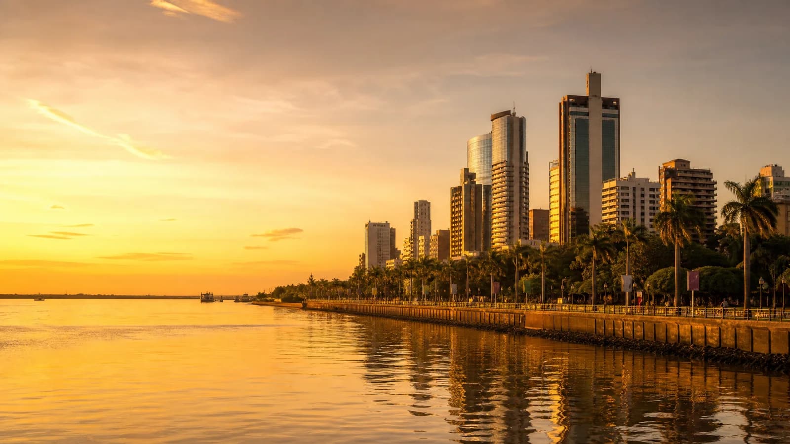 Costanera und Skyline von Asunción am Río Paraguay im Abendlicht