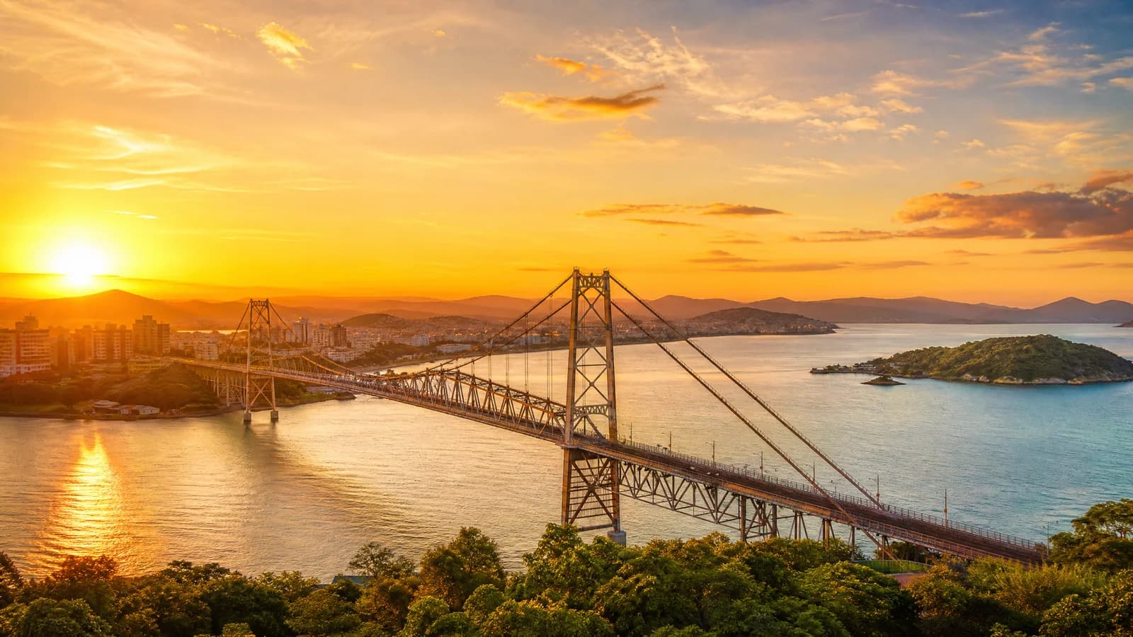 Hängebrücke Ponte Hercílio Luz in Florianópolis im Sonnenuntergang