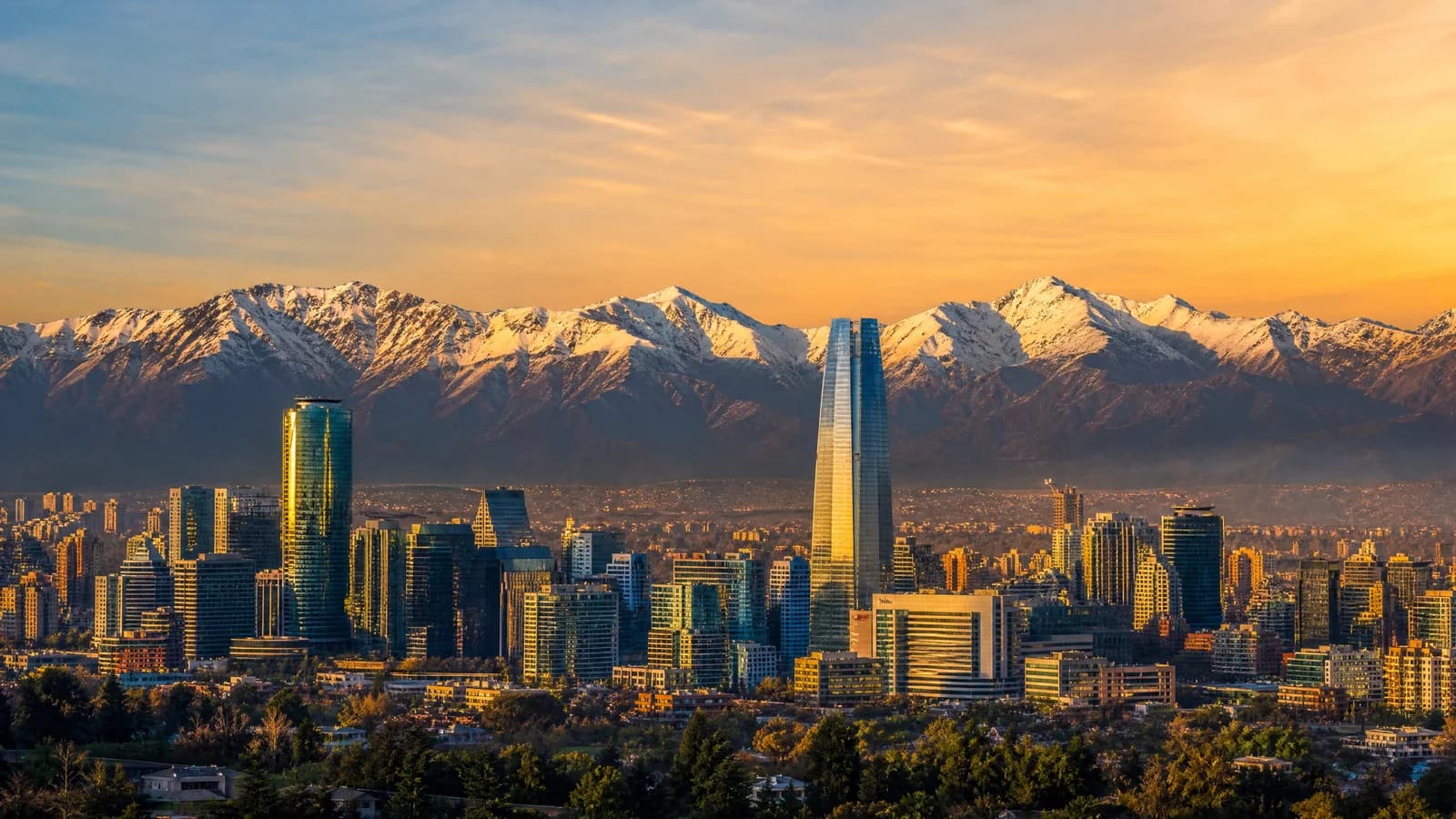 Skyline von Santiago de Chile mit den schneebedeckten Anden im Abendlicht