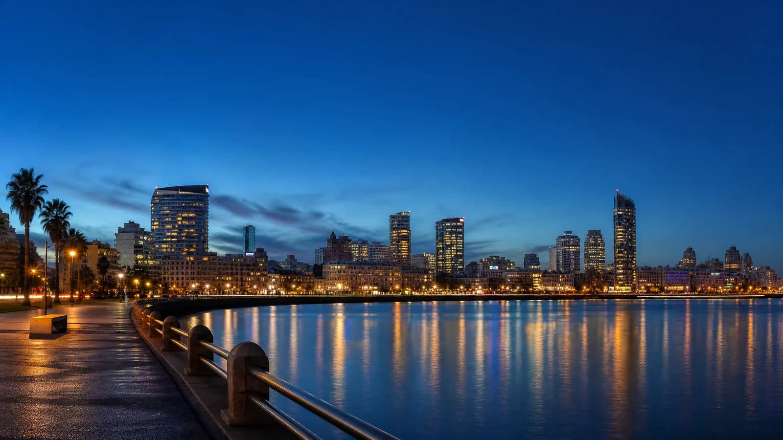 Skyline und Rambla von Montevideo in der blauen Stunde am Río de la Plata
