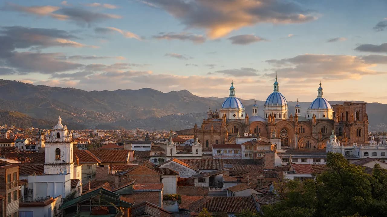 Kolonialer Stadtkern von Cuenca, Ecuador, mit den blauen Kuppeln der Kathedrale im Abendlicht