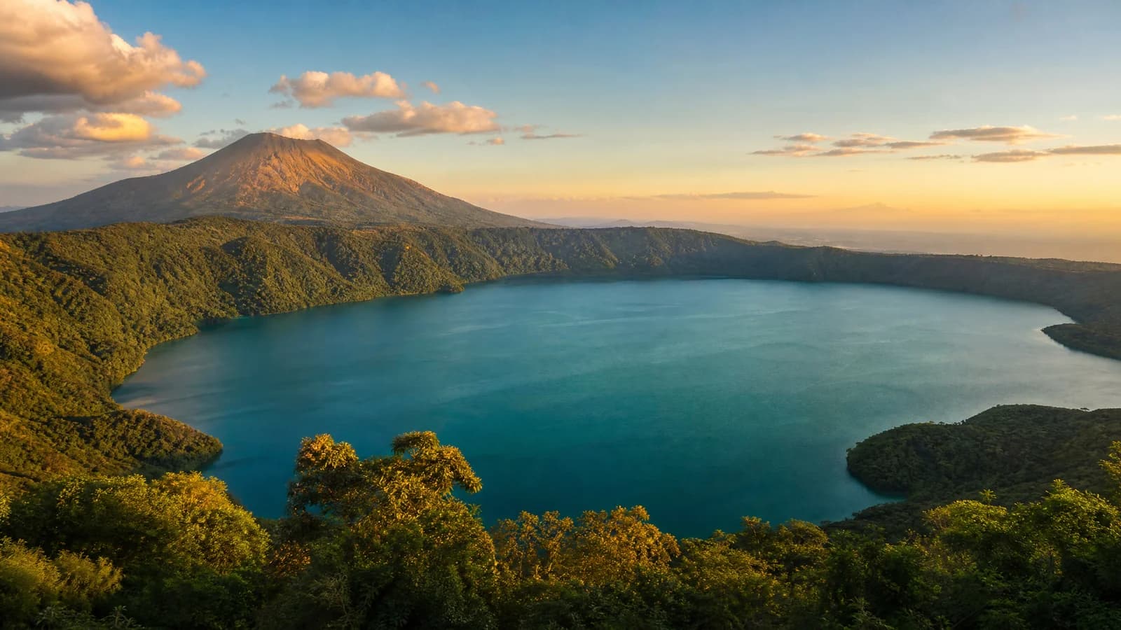 Kratersee Lago de Coatepeque mit Vulkan Santa Ana in El Salvador im Abendlicht