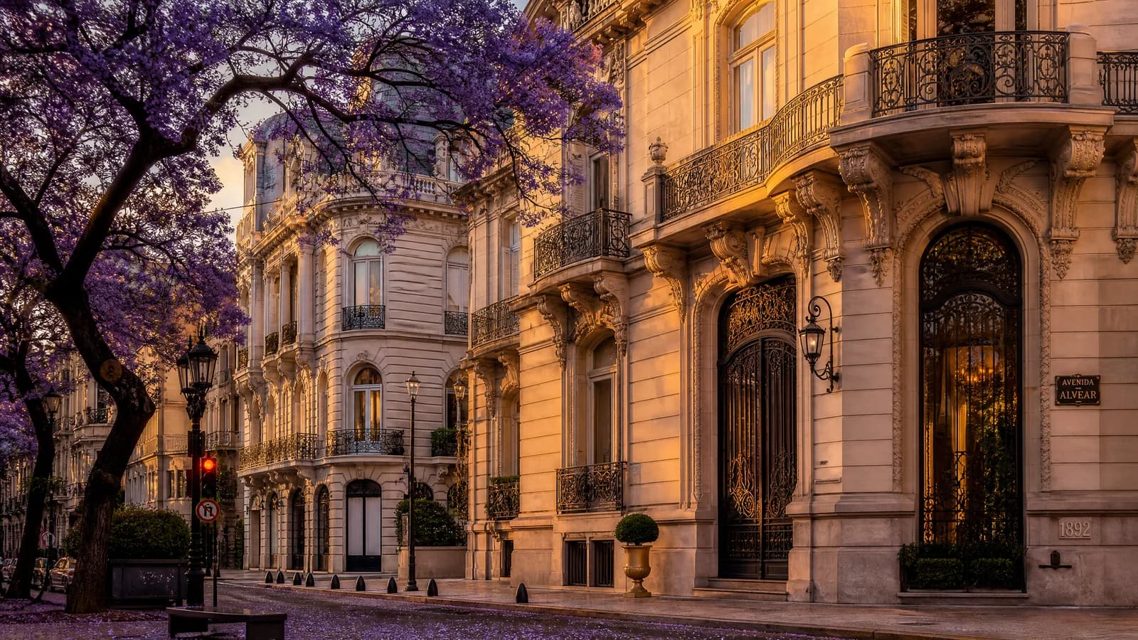 Eleganter Altbau-Balkon in Buenos Aires mit schmiedeeisernem Geländer im goldenen Abendlicht
