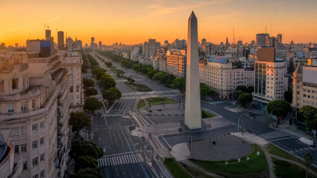 Skyline von Buenos Aires mit dem Obelisken im Abendlicht