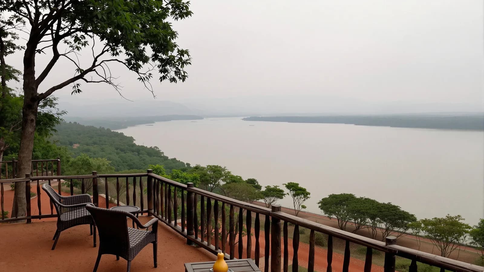 Blick von einer Terrasse mit Korbsesseln und Mate-Becher über den breiten Río Paraná bei Encarnación in Paraguay