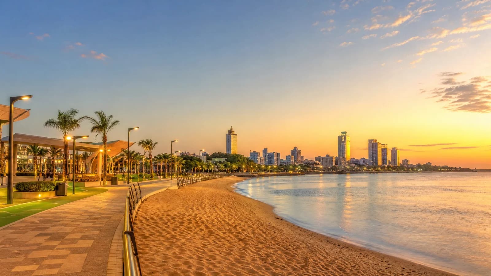 Costanera und Sandstrand von Encarnación am Río Paraná im Abendlicht