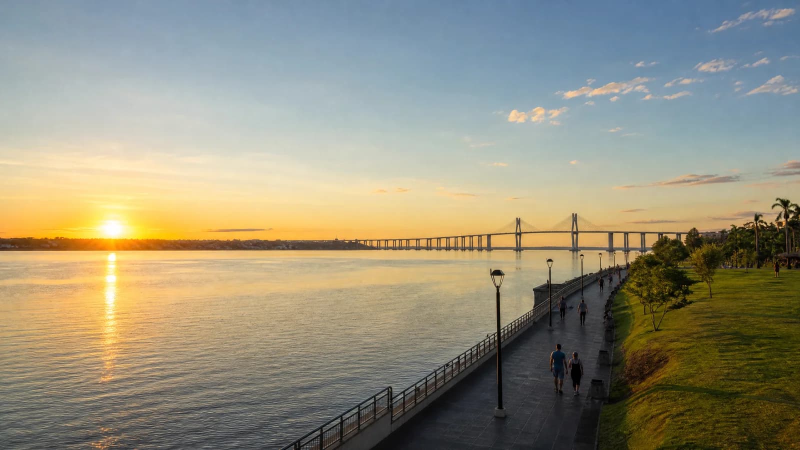 Uferpromenade von Encarnación am Río Paraná in der Abendsonne, Paraguay