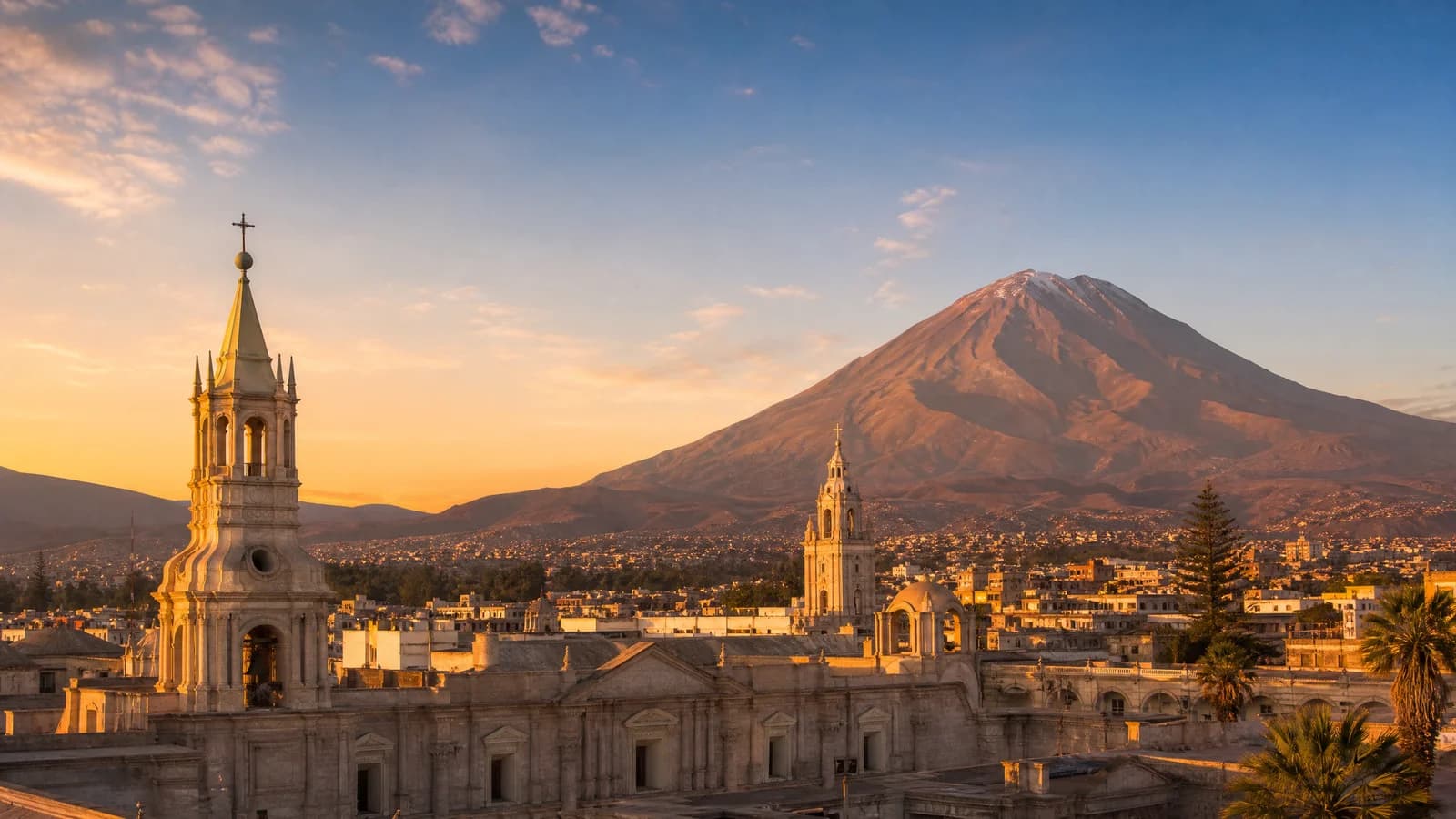 Weiße Kolonialstadt Arequipa aus Sillar-Stein mit dem Vulkan El Misti im Abendlicht