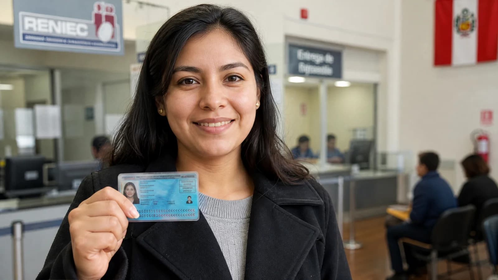 Person haelt laechelnd einen peruanischen DNI-Ausweis in einer peruanischen Behoerde mit peruanischer Flagge im Hintergrund.