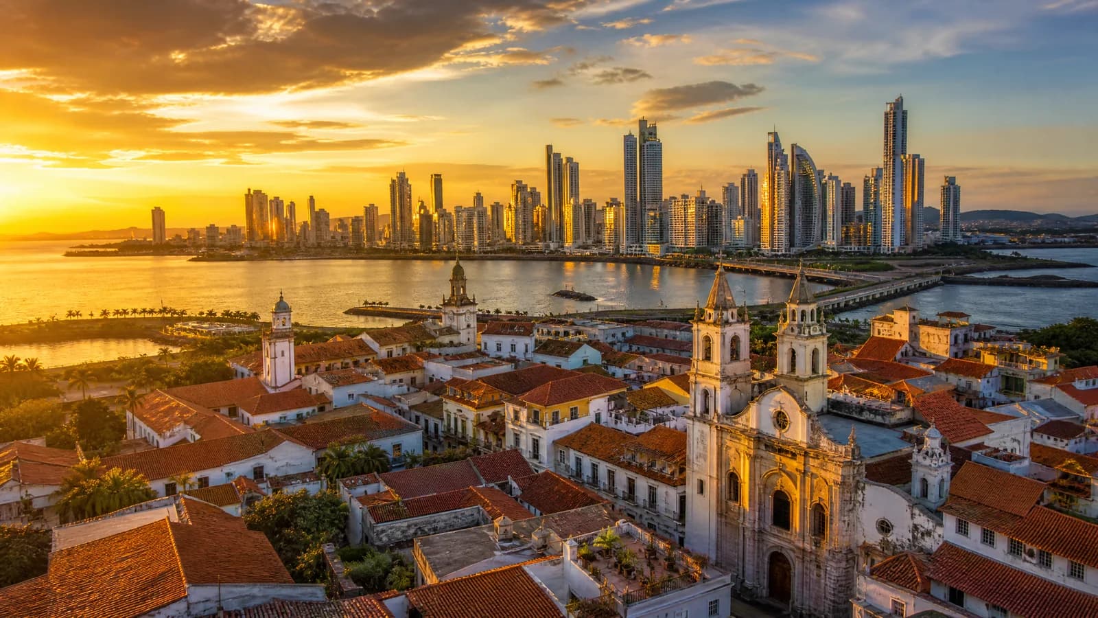 Altstadt Casco Viejo in Panama-Stadt mit moderner Skyline im Abendlicht