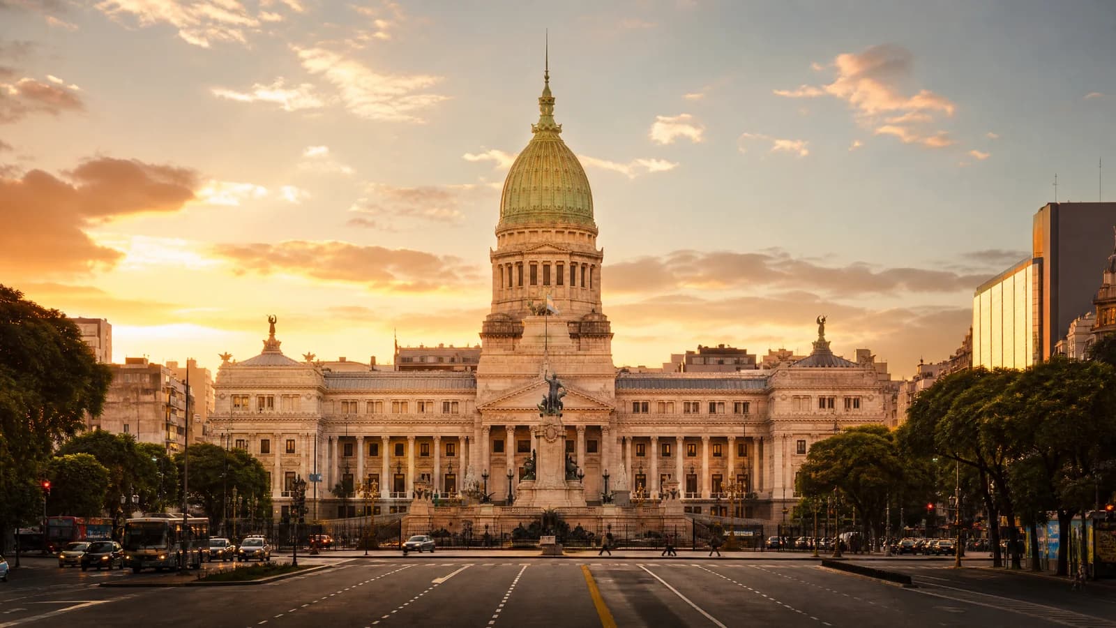 Klassizistischer Kongresspalast von Buenos Aires mit Kuppel im Abendlicht