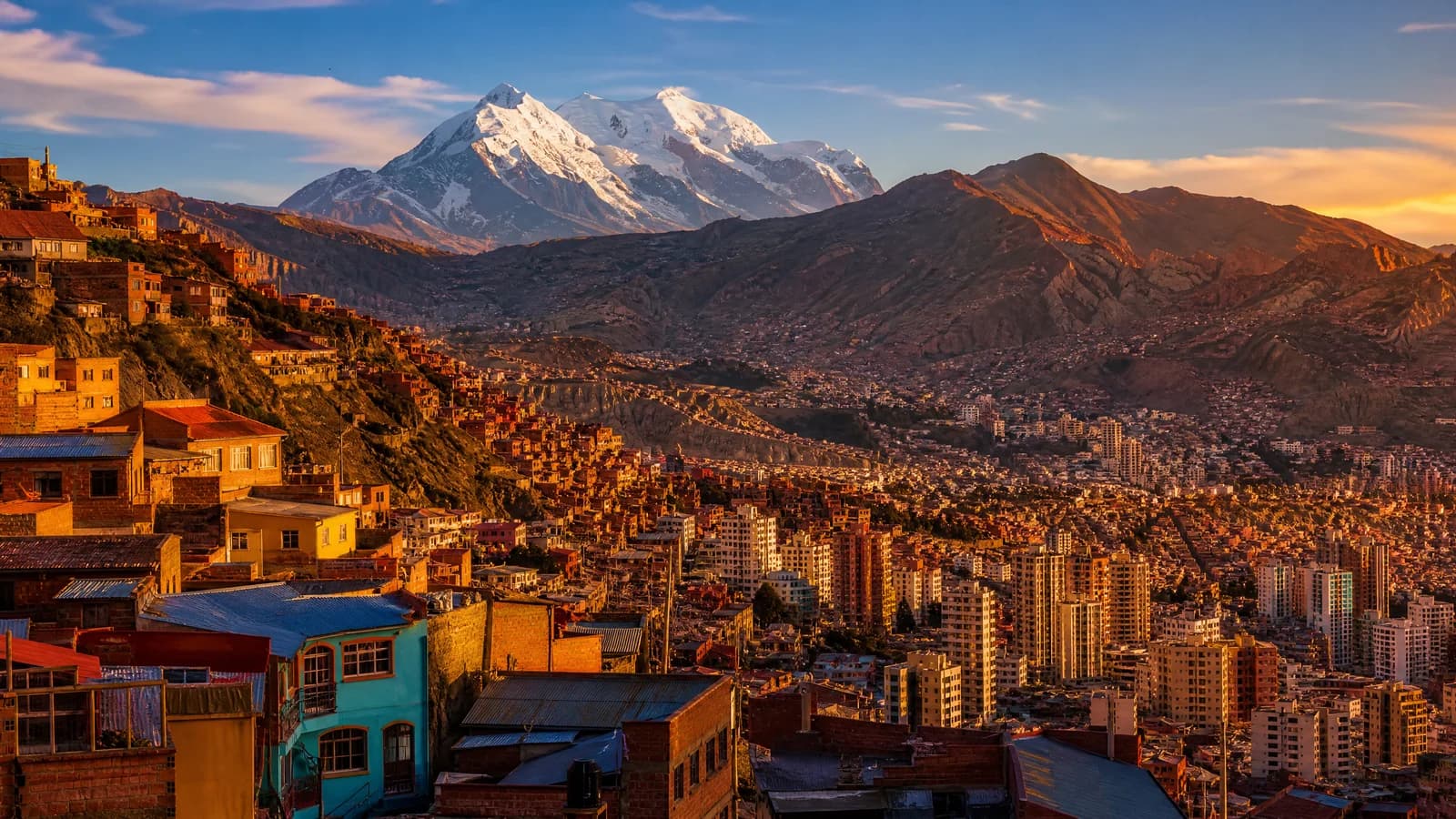 Stadtschale von La Paz in Bolivien mit dem schneebedeckten Illimani im Abendlicht