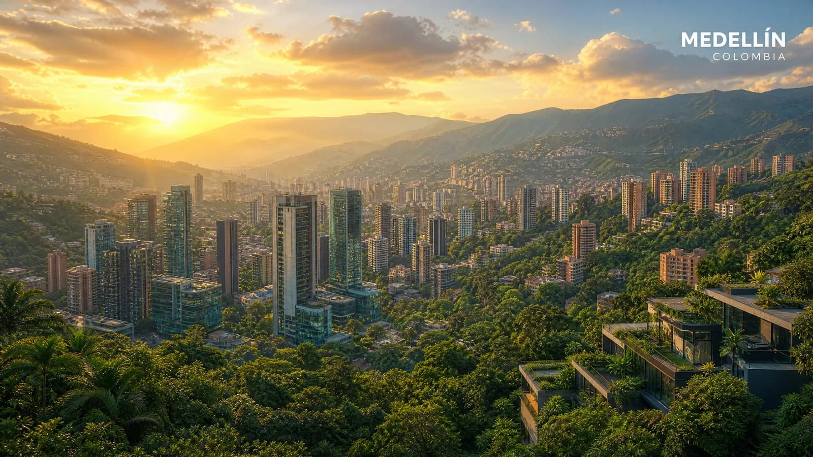 Die grüne Stadt Medellín im Tal von Aburrá im goldenen Abendlicht