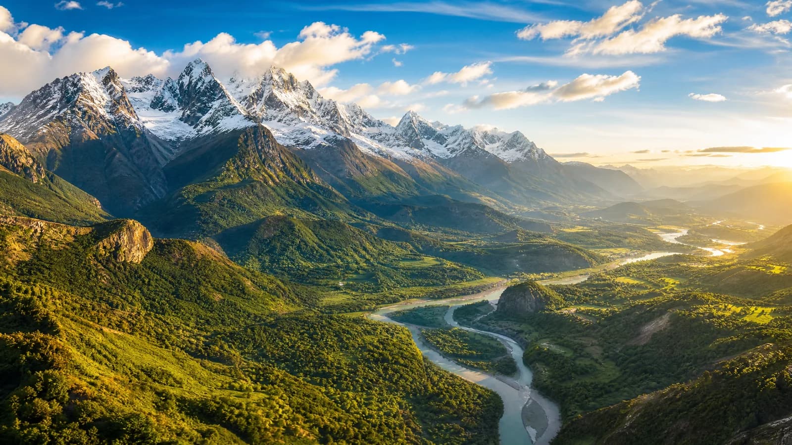 Weite Landschaft Lateinamerikas mit Anden und grünen Tälern im goldenen Abendlicht